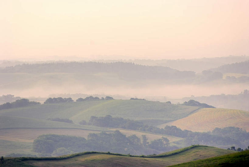 无人,农田,横图,俯视,室外,白天,旅游,度假,庄稼,农作物,草地,草坪,美景,山,山脉,植物,雾,道路,路,北海道,日本,亚洲,阴影,朦胧,模糊,光线,影子,景观,山峰,小路,交通,山峦,娱乐,草,树,树木,绿色,阳光,自然,群山,享受,休闲,景色,放松,乡间小路,生长,成长,迷雾,自然风光,东亚,日本国,北海道地方,北海道岛,大雾,彩图,高角度拍摄,耕地,庄稼田