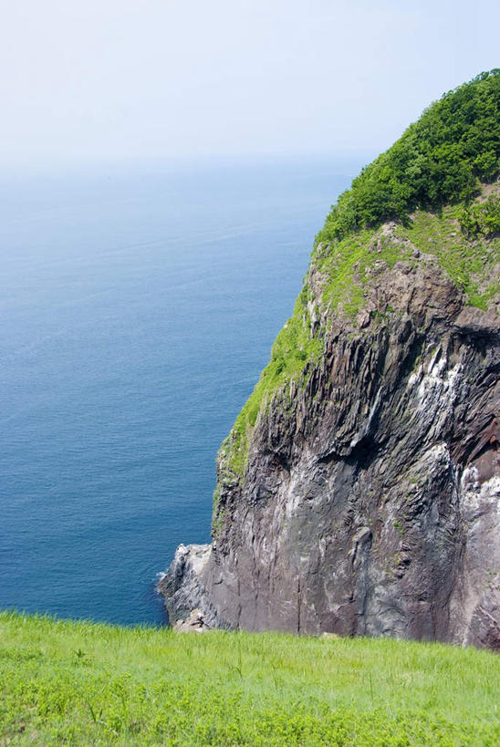 无人,竖图,俯视,室外,白天,旅游,度假,草地,草坪,湖,湖泊,礁石,石头,美景,水,植物,北海道,日本,亚洲,阴影,光线,石子,影子,湖面,景观,水流,水面,娱乐,草,树,树木,绿色,阳光,自然,湖水,享受,休闲,景色,放松,生长,成长,自然风光,东亚,日本国,北海道地方,北海道岛,礁,石块,岩石,彩图,高角度拍摄