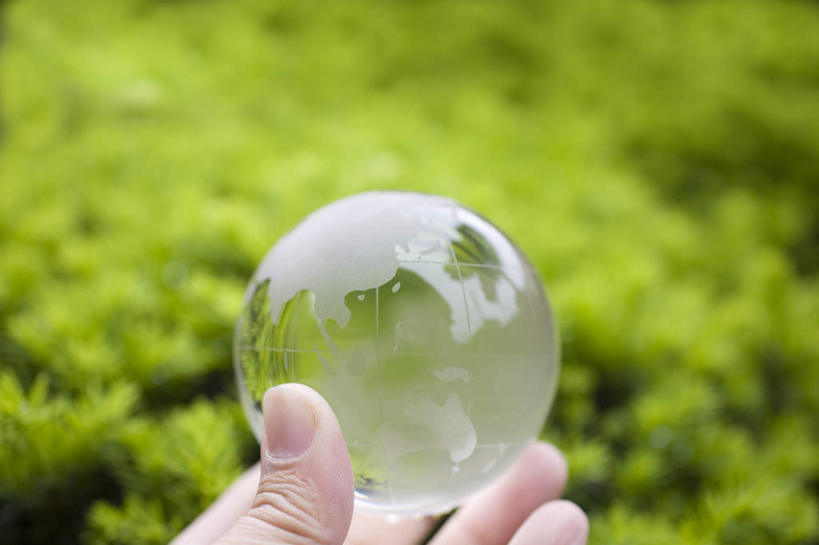 手,捧,摸,横图,俯视,室外,特写,白天,旅游,度假,草地,草坪,美景,植物,抚摸,握,阴影,朦胧,模糊,透明,光线,影子,景观,水晶,拿,拿着,娱乐,草,一个,绿色,阳光,自然,享受,休闲,球体,手部,水晶球,景色,放松,握着,单个,自然风光,触摸,端,端着,接触,捧着,手捧,半身,彩图,高角度拍摄