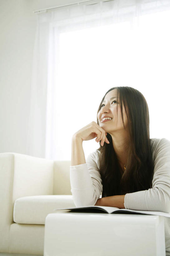 东方人,头发,一个人,坐,笑,摸,微笑,露齿笑,竖图,室内,白天,正面,窗户,落地窗,沙发,书籍,亚洲,仅一个年轻女性,仅一个女性,仅一个人,一本,撑,抚摸,阴影,服装,光线,影子,墙,注视,休闲装,黄种人,玻璃窗,墙壁,墙面,衣服,白色,黑色,阳光,打开,观察,看,休闲,休闲服,服饰,观看,察看,撑着,开启,关注,布艺沙发,年轻女性,女人,女性,亚洲人,长发,书,图书,触摸,接触,抬头,仰头,坐着,半身,彩图