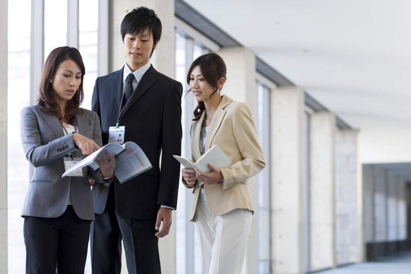 东方人,头发,三个人,同事,商务人士,商务男性,商务女性,站,捧,笑,微笑,露齿笑,横图,室内,白天,正面,衬衫,成功,合作,团队,集体,信心,窗户,落地窗,亚洲,一排,许多,握,指,阴影,套装,整齐,光线,材料,瓷砖,档案,地砖,文件,影子,墙,走道,走廊,过道,领带,地面,拿,拿着,注视,黄种人,方向,队伍,玻璃窗,墙壁,墙面,排列,黑色,阳光,资料,低头,观察,看,手势,站着,握着,观看,察看,领导,指向,食指,成就,队列,关注,文档,商务装,合伙,领袖,工薪阶层,男人,男性,年轻男性,年轻女性,女人,女性,亚洲人,白领,上班族,端,端着,捧着,手捧,站立,半身,彩图,衬衣