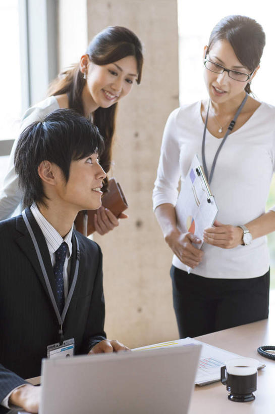 东方人,头发,三个人,同事,办公室,站,坐,捧,笑,摸,微笑,露齿笑,竖图,俯视,室内,白天,衬衫,成功,合作,团队,集体,信心,电脑,笔记本电脑,窗户,杯子,亚洲,抚摸,握,阴影,光线,网络,材料,瓷器,档案,文件,影子,墙,咖啡杯,领带,陶瓷制品,拿,拿着,扭头,注视,黄种人,通讯设备,队伍,玻璃窗,墙壁,墙面,黑色,阳光,资料,观察,看,站着,转头,握着,观看,察看,无线,领导,成就,关注,文档,瓷杯,通信设备,无线网络,合伙,领袖,无线上网,便携式电脑,手提电脑,男人,男性,年轻男性,年轻女性,女人,女性,亚洲人,长发,触摸,端,端着,接触,捧着,手捧,站立,坐着,半身,彩图,高角度拍摄,衬衣