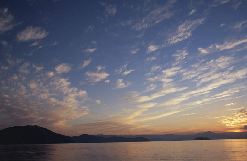 无人,横图,室外,白天,正面,旅游,度假,日出,海浪,海洋,美景,山,山脉,太阳,日本,亚洲,景观,浪花,山峰,云,云朵,朝霞,晨曦,黎明,山峦,云彩,娱乐,蓝色,白云,蓝天,天空,阳光,自然,海水,群山,天,享受,休闲,景色,放松,自然风光,海景,东亚,本州,本州岛,日本国,近畿地方,近畿,滋贺,滋贺县,大海,风浪,海,海水的波动,近岸浪,涌浪,朝阳,彩图,破晓