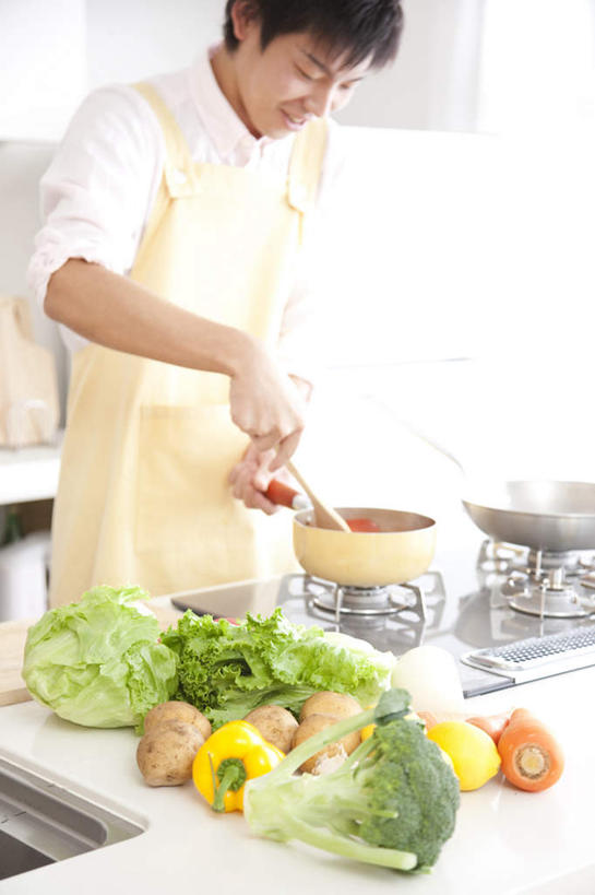 东方人,一个人,站,笑,摸,微笑,露齿笑,竖图,俯视,室内,白天,烹饪,厨房,萝卜,胡萝卜,辣椒,蔬菜,土豆,椰菜,卷心菜,厨具,亚洲,仅一个男性,仅一个人,一把,许多,抚摸,握,服装,新鲜,铲子,锅子,水龙头,水池,食品,灶头,拿,拿着,注视,休闲装,黄种人,食物,仅一个年轻男性,一个,衣服,白色,观察,看,站着,休闲,休闲服,握着,服饰,有机食品,绿色食品,单个,观看,察看,关注,彩椒,烹饪用具,辣角,红海椒,大椒,辣虎,广椒,馍馍蛋,男人,男性,年轻男性,亚洲人,烹调用具,洋芋,甜椒,柿子椒,山药蛋,马铃薯,辣子,结球甘蓝,红萝卜,海椒,甘荀,甘兰,番椒,灯笼椒,包心菜,触摸,接触,烹调,站立,半身,彩图,高角度拍摄,灶间