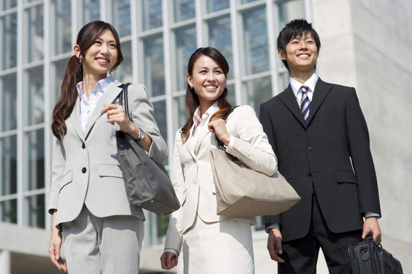 东方人,背,头发,三个人,同事,商务人士,商务男性,商务女性,高楼大厦,站,笑,摸,微笑,露齿笑,横图,室外,白天,仰视,衬衫,成功,合作,团队,集体,信心,窗户,大厦,建筑,摩天大楼,亚洲,一排,许多,抚摸,阴影,套装,整齐,光线,包,皮包,影子,拎,注视,黄种人,队伍,玻璃窗,排列,三个,黑色,阳光,背着,观察,看,站着,观看,单肩包,察看,领导,成就,队列,关注,商务装,合伙,领袖,工薪阶层,男人,男性,年轻男性,年轻女性,女人,女性,亚洲人,白领,上班族,触摸,接触,站立,半身,彩图,低角度拍摄,衬衣,大楼,高层建筑,高楼,摩天楼,拎着