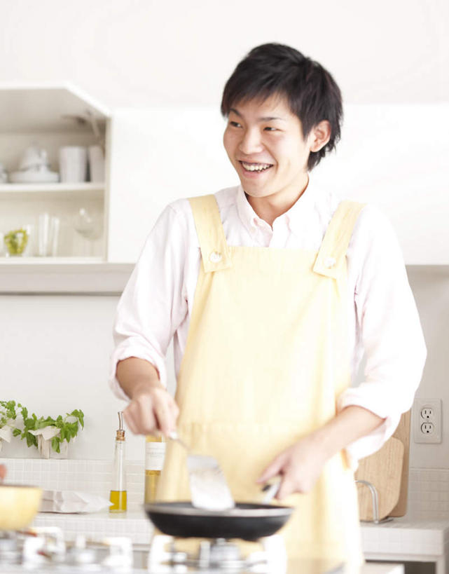 东方人,头发,一个人,站,捧,笑,摸,微笑,露齿笑,竖图,室内,白天,正面,植物,厨房,柜子,餐具,厨具,亚洲,仅一个男性,仅一个人,一条,抚摸,握,服装,碟子,工具,锅子,盘,盆栽,围裙,墙,盆景,灶头,拿,拿着,注视,休闲装,黄种人,干净,墙壁,墙面,仅一个年轻男性,衣服,黄色,绿色,白色,黑色,自然,盘子,碟,观察,看,站着,休闲,休闲服,握着,服饰,生长,成长,观看,察看,卫生,关注,男人,男性,年轻男性,亚洲人,洗涤用具,触摸,端,端着,接触,捧着,手捧,洗涤,站立,半身,彩图,灶间