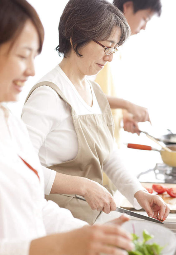 东方人,头发,三个人,家庭,夫妻,母亲,女儿,儿子,站,笑,摸,微笑,露齿笑,竖图,俯视,室内,白天,爱情,烹饪,厨房,窗户,蔬菜,西红柿,餐具,厨具,亚洲,一排,抚摸,握,阴影,服装,新鲜,整齐,光线,碟子,盘,影子,墙,生菜,莴苣,食品,浪漫,拿,拿着,注视,休闲装,黄种人,玻璃窗,墙壁,墙面,食物,排列,衣服,白色,黑色,阳光,盘子,碟,低头,观察,看,切,站着,休闲,温暖,温馨,母女,母子,一家人,休闲服,恩爱,母爱,握着,恋人,服饰,有机食品,绿色食品,观看,和睦,察看,队列,关注,烹饪用具,春菜,鹅仔菜,莴仔菜,千金菜,叶用莴苣,老年女性,男人,男性,年轻男性,年轻女性,女人,女性,亚洲人,夫妇,情侣,烹调用具,番茄,触摸,接触,烹调,站立,半身,彩图,高角度拍摄,灶间,伴侣,融洽