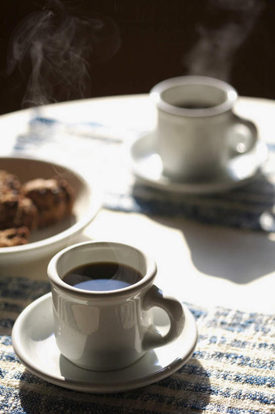 点心,咖啡,无人,竖图,俯视,室内,白天,餐桌,桌子,报纸,杯子,餐具,一堆,阴影,堆叠,堆积,光线,信息,瓷器,碟子,盘,影子,勺子,食品,甜点,甜品,咖啡杯,陶瓷制品,两杯,食物,糕点,阳光,盘子,调羹,碟,汤匙,甜食,餐台,堆,新闻,瓷杯,彩图,高角度拍摄,报刊