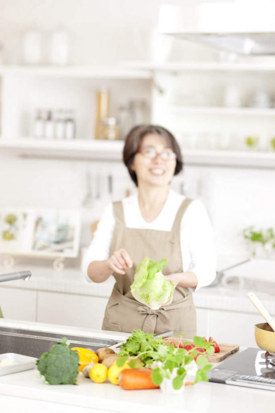 东方人,头发,一个人,站,笑,摸,微笑,露齿笑,竖图,室内,白天,正面,烹饪,厨房,柜子,萝卜,胡萝卜,蔬菜,西红柿,椰菜,卷心菜,厨具,亚洲,仅一个女性,仅一个人,一条,抚摸,切开,握,新鲜,工具,围裙,眼镜,花菜,花椰菜,西兰花,食品,拿,拿着,注视,黄种人,干净,食物,衣服,黑色,灰色,橱柜,观察,看,切,站着,握着,仅一个老年女性,有机食品,绿色食品,观看,察看,卫生,关注,近视眼镜,剖面,烹饪用具,切面,老年女性,女人,女性,亚洲人,烹调用具,洗涤用具,结球甘蓝,红萝卜,甘荀,甘兰,番茄,包心菜,触摸,接触,烹调,洗涤,站立,半身,彩图,灶间