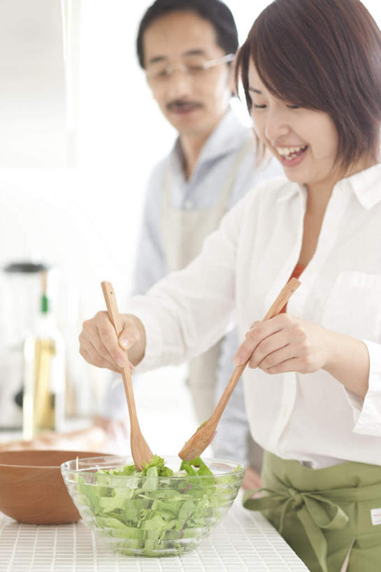 东方人,头发,两个人,家庭,父亲,女儿,站,笑,摸,微笑,露齿笑,竖图,俯视,室内,白天,厨房,蔬菜,亚洲,一堆,许多,抚摸,握,阴影,堆叠,堆积,服装,新鲜,光线,影子,勺子,生菜,莴苣,橄榄油,食品,拿,拿着,注视,休闲装,黄种人,食物,衣服,白色,黑色,阳光,调羹,汤匙,观察,搅拌,看,站着,休闲,温暖,温馨,父女,一家人,休闲服,父爱,握着,服饰,有机食品,绿色食品,观看,堆,和睦,察看,一瓶,关注,春菜,鹅仔菜,莴仔菜,千金菜,叶用莴苣,老年男性,年轻女性,女人,女性,亚洲人,触摸,接触,站立,半身,彩图,高角度拍摄,灶间,融洽