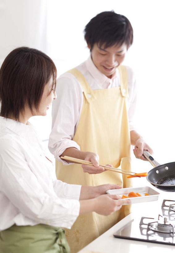 东方人,头发,两个人,家庭,夫妻,站,捧,笑,摸,微笑,露齿笑,竖图,俯视,室内,白天,爱情,厨房,窗户,筷子,落地窗,餐具,金属制品,亚洲,抚摸,握,阴影,服装,光线,金属,碟子,锅子,盘,影子,勺子,墙,肉,浪漫,拿,拿着,注视,休闲装,黄种人,文化,传统,肉类,玻璃窗,墙壁,墙面,一个,衣服,白色,黑色,阳光,盘子,调羹,碟,汤匙,观察,看,站着,休闲,温暖,温馨,一家人,休闲服,恩爱,握着,恋人,服饰,单个,观看,礼节,和睦,察看,关注,礼仪,肉食,男人,男性,年轻男性,年轻女性,女人,女性,亚洲人,夫妇,情侣,进餐用具,触摸,端,端着,接触,捧着,手捧,站立,半身,彩图,高角度拍摄,灶间,伴侣,融洽