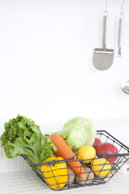 无人,竖图,俯视,室内,特写,白天,桌面,萝卜,胡萝卜,辣椒,蔬菜,西红柿,椰菜,卷心菜,金属制品,悬挂,阴影,新鲜,光线,金属,铲子,篮子,影子,墙,生菜,莴苣,食品,墙壁,墙面,食物,一个,阳光,有机食品,绿色食品,单个,彩椒,辣角,红海椒,大椒,辣虎,广椒,春菜,鹅仔菜,莴仔菜,千金菜,叶用莴苣,樱桃番茄,甜椒,柿子椒,圣女果,辣子,结球甘蓝,红萝卜,海椒,甘荀,甘兰,番茄,番椒,灯笼椒,包心菜,彩图,高角度拍摄