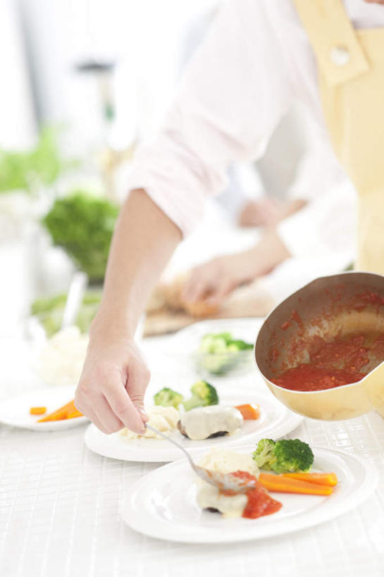 东方人,两个人,家庭,夫妻,站,捧,摸,竖图,俯视,室内,白天,爱情,厨房,萝卜,胡萝卜,蔬菜,西红柿,餐具,亚洲,抚摸,握,服装,新鲜,碟子,盘,勺子,灶台,生菜,莴苣,肉,牛肉,食品,浪漫,拿,拿着,休闲装,黄种人,肉类,食物,一个,衣服,白色,盘子,调羹,碟,汤匙,站着,休闲,温暖,温馨,一家人,休闲服,恩爱,握着,恋人,服饰,有机食品,绿色食品,单个,和睦,肉食,春菜,鹅仔菜,莴仔菜,千金菜,叶用莴苣,男人,男性,年轻男性,年轻女性,女人,女性,亚洲人,夫妇,情侣,樱桃番茄,圣女果,红萝卜,甘荀,番茄,触摸,端,端着,接触,捧着,手捧,站立,半身,彩图,高角度拍摄,灶间,伴侣,融洽