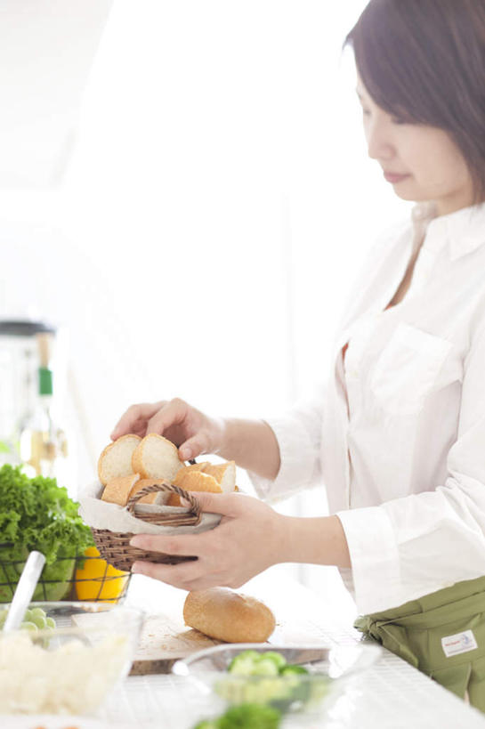 东方人,头发,一个人,站,笑,摸,微笑,露齿笑,竖图,室内,白天,侧面,厨房,蔬菜,土豆,餐具,亚洲,仅一个年轻女性,仅一个女性,仅一个人,抚摸,握,阴影,服装,新鲜,光线,碟子,盘,影子,灶台,生菜,莴苣,食品,拿,拿着,注视,休闲装,黄种人,食物,衣服,白色,黑色,阳光,盘子,碟,低头,观察,看,站着,休闲,休闲服,握着,服饰,有机食品,绿色食品,观看,察看,关注,馍馍蛋,春菜,鹅仔菜,莴仔菜,千金菜,叶用莴苣,年轻女性,女人,女性,亚洲人,长发,洋芋,山药蛋,马铃薯,触摸,接触,站立,半身,彩图,灶间