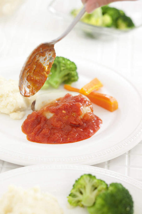 手,竖图,俯视,室内,白天,桌面,萝卜,胡萝卜,蔬菜,西红柿,餐具,握,阴影,新鲜,光线,碟子,盘,影子,勺子,花菜,花椰菜,西兰花,食品,拿,拿着,番茄酱,食物,一个,阳光,盘子,调羹,碟,汤匙,手部,握着,有机食品,绿色食品,单个,红萝卜,甘荀,番茄,半身,彩图,高角度拍摄