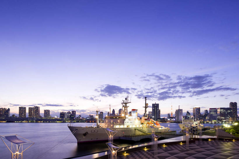 无人,高楼大厦,栏杆,横图,室外,白天,正面,度假,草地,草坪,河流,美景,水,植物,城市风光,城市,大厦,建筑,轮船,摩天大楼,船,东京,日本,亚洲,阴影,反射,影子,河水,景观,水流,云,云朵,围栏,云彩,娱乐,护栏,草,树,树木,蓝色,绿色,白云,蓝天,天空,自然,交通工具,天,享受,休闲,景色,放松,生长,成长,载具,东亚,本州,关东地方,本州岛,日本国,东京都,彩图,大楼,高层建筑,高楼,摩天楼