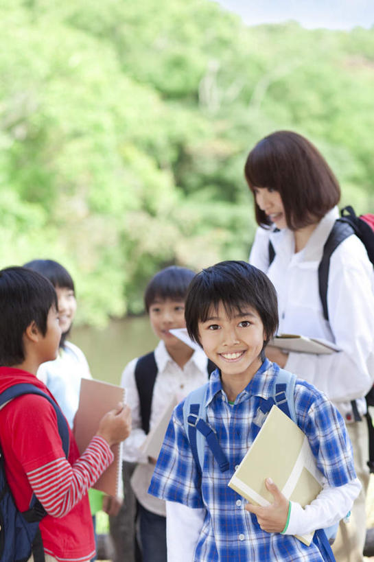 东方人,儿童,头发,站,捧,笑,摸,微笑,露齿笑,竖图,俯视,室外,白天,纯洁,成功,合作,团队,集体,信心,草地,草坪,植物,书籍,亚洲,许多,抚摸,握,阴影,服装,光线,包,方格,书包,影子,许多人,拿,拿着,注视,休闲装,黄种人,队伍,相视,草,树,树木,小孩,衣服,红色,蓝色,绿色,白色,黑色,蓝天,天空,阳光,自然,背包,天,观察,看,站着,一群人,休闲,面对面,休闲服,可爱,童年,童趣,握着,服饰,生长,成长,观看,对视,察看,成就,关注,相对,合伙,童真,烂漫,无邪,相看,天真,男孩,男人,男性,年轻女性,女孩,女人,女性,亚洲人,书,图书,触摸,端,端着,接触,捧着,手捧,站立,半身,彩图,高角度拍摄,双肩包,男生,女生