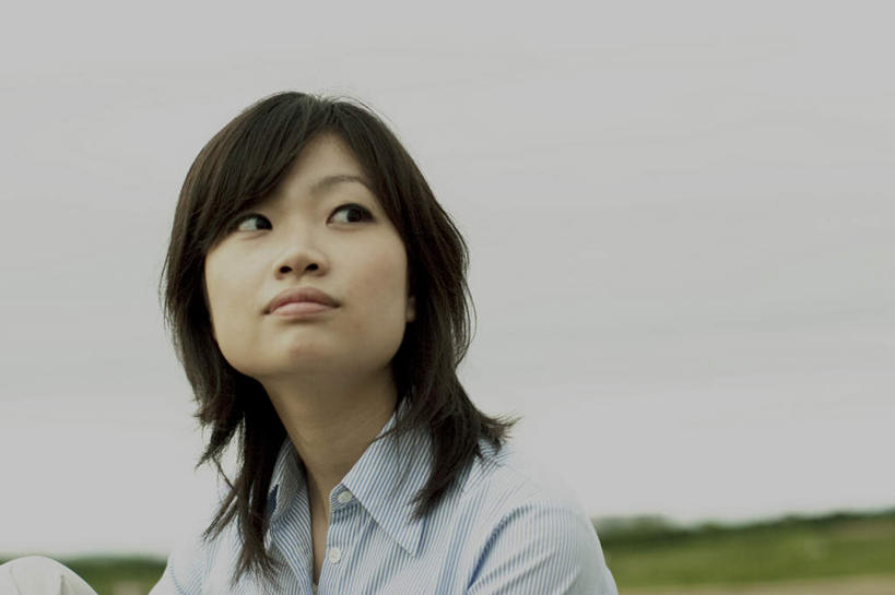 东方人,头发,一个人,坐,笑,微笑,露齿笑,横图,室外,白天,正面,旅游,度假,草地,草坪,植物,亚洲,仅一个年轻女性,仅一个女性,仅一个人,阴影,服装,光线,影子,云,云朵,云彩,扭头,注视,休闲装,黄种人,娱乐,草,树,树木,衣服,绿色,黑色,灰色,白云,天空,阳光,自然,天,观察,看,转头,享受,休闲,休闲服,放松,服饰,生长,成长,观看,察看,关注,年轻女性,女人,女性,亚洲人,长发,坐着,半身,彩图