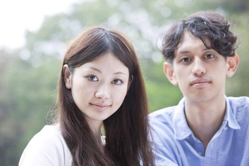 东方人,头发,两个人,家庭,夫妻,站,笑,摸,微笑,露齿笑,横图,室外,白天,正面,衬衫,爱情,旅游,度假,草地,草坪,植物,亚洲,抚摸,阴影,服装,朦胧,模糊,光线,影子,云,云朵,浪漫,云彩,扭头,注视,休闲装,黄种人,娱乐,草,树,树木,衣服,蓝色,绿色,白色,黑色,白云,蓝天,天空,阳光,自然,天,观察,看,站着,转头,享受,休闲,温暖,温馨,一家人,休闲服,恩爱,放松,恋人,服饰,生长,成长,观看,和睦,察看,关注,男人,男性,年轻男性,年轻女性,女人,女性,亚洲人,长发,夫妇,情侣,触摸,接触,站立,半身,彩图,衬衣,伴侣,融洽