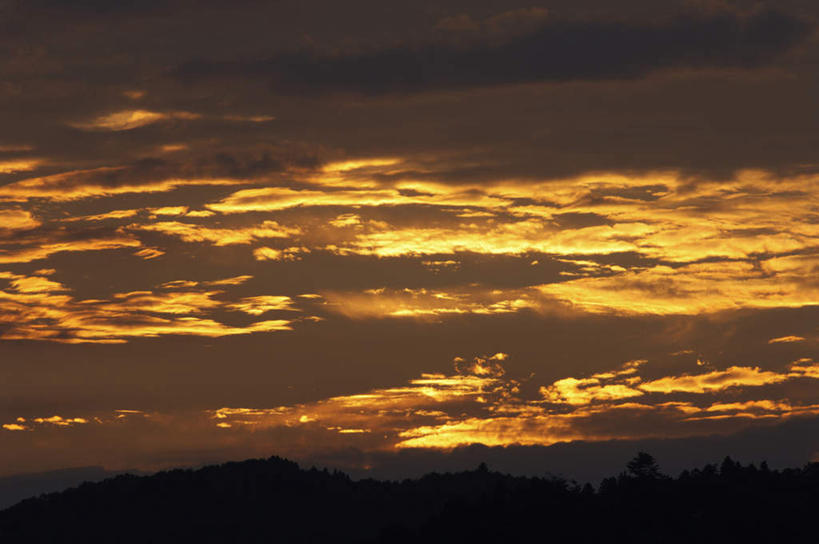 无人,横图,室外,白天,仰视,旅游,度假,草地,草坪,日出,美景,山,山脉,太阳,植物,神奈川,日本,亚洲,一堆,阴影,堆叠,堆积,光线,影子,景观,山峰,云,云朵,朝霞,晨曦,黎明,山峦,神奈川县,云彩,娱乐,草,树,树木,绿色,黑色,天空,阳光,自然,群山,天,享受,休闲,金色,景色,放松,遮,遮掩,生长,成长,堆,掩盖,遮挡,自然风光,东亚,遮盖,本州,关东地方,本州岛,日本国,掩饰,朝阳,彩图,低角度拍摄,破晓