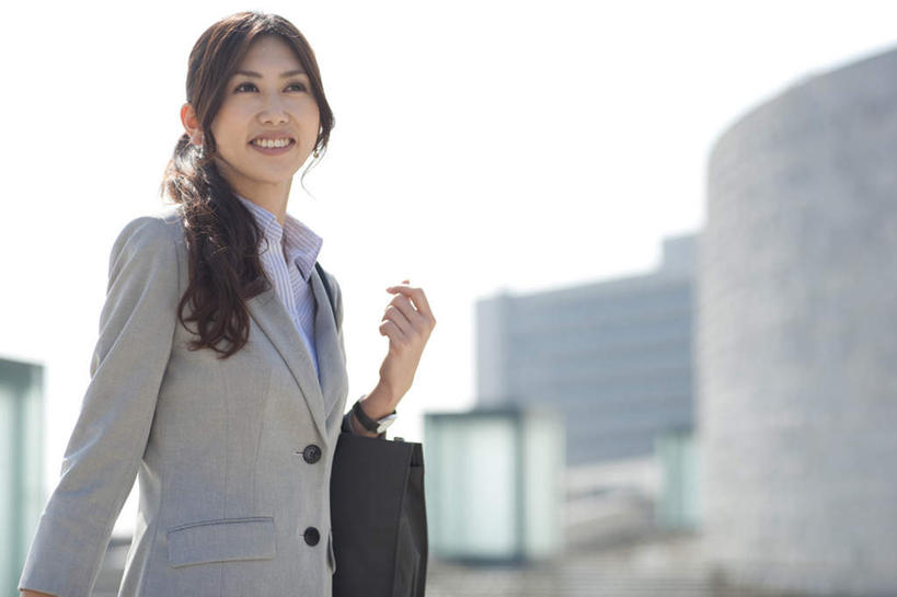 东方人,头发,一个人,商务人士,商务女性,高楼大厦,站,笑,摸,微笑,露齿笑,横图,室外,白天,侧面,衬衫,度假,美景,城市风光,城市,大厦,建筑,摩天大楼,亚洲,仅一个年轻女性,仅一个女性,仅一个人,抚摸,握,阴影,套装,光线,包,皮包,影子,景观,云,云朵,拿,云彩,拎,拿着,扭头,注视,黄种人,娱乐,一个,蓝色,黑色,白云,蓝天,天空,阳光,天,观察,看,站着,转头,享受,休闲,景色,放松,握着,单个,观看,单肩包,察看,关注,商务装,工薪阶层,年轻女性,女人,女性,亚洲人,长发,白领,上班族,触摸,接触,站立,半身,彩图,衬衣,大楼,高层建筑,高楼,摩天楼,拎着