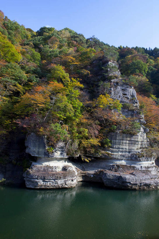 无人,竖图,室外,白天,正面,旅游,度假,草地,草坪,湖,湖泊,美景,山,山脉,水,植物,日本,亚洲,阴影,光线,影子,湖面,景观,山峰,水流,水面,云,云朵,山峦,云彩,娱乐,草,树,树木,蓝色,绿色,白云,蓝天,天空,阳光,自然,湖水,群山,天,享受,休闲,景色,放松,生长,成长,自然风光,东亚,本州,本州岛,日本国,东北地方,福岛,福岛县,彩图