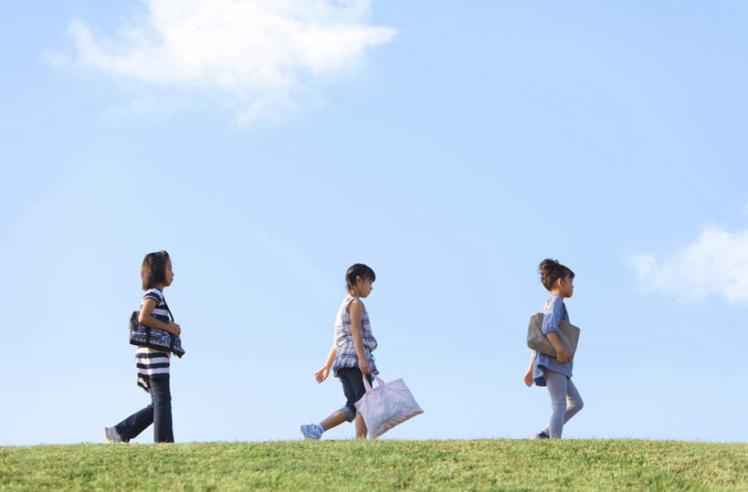 东方人,儿童,头发,三个人,站,走,笑,微笑,露齿笑,横图,室外,白天,侧面,旅游,度假,纯洁,成功,合作,团队,集体,信心,草地,草坪,植物,亚洲,一排,阴影,条纹,服装,整齐,光线,包,皮包,影子,云,云朵,云彩,拎,注视,休闲装,黄种人,娱乐,队伍,草,排列,三个,小孩,衣服,蓝色,绿色,白色,黑色,白云,蓝天,天空,阳光,天,观察,看,站着,享受,休闲,休闲服,放松,可爱,童年,童趣,服饰,观看,单肩包,察看,成就,队列,关注,合伙,童真,烂漫,无邪,天真,男孩,男人,男性,女孩,女人,女性,亚洲人,步行,散步,站立,走路,彩图,全身,男生,女生,拎着