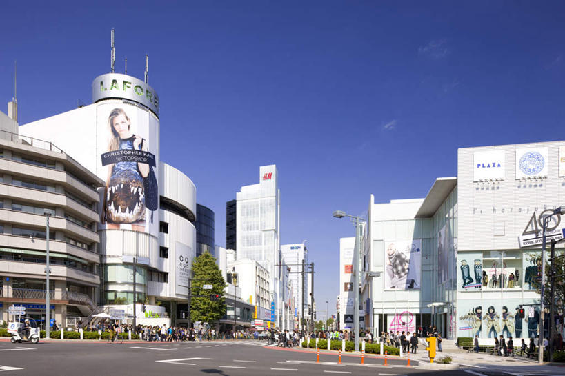 无人,高楼大厦,商店,横图,室外,白天,正面,购物,度假,消费,草地,草坪,美景,植物,城市风光,超市,城市,大厦,道路,建筑,路,路灯,摩天大楼,人行横道,公路,照明,东京,日本,亚洲,阴影,光线,影子,景观,云,云朵,人行道,灯光,交通,云彩,娱乐,灯,草,树,树木,蓝色,绿色,白云,蓝天,天空,阳光,自然,天,享受,休闲,景色,放松,金融,百货,生长,成长,照亮,照明设备,人行横道线,选购,贸易,百货公司,东亚,本州,关东地方,本州岛,日本国,东京都,血拼,斑马线,马路,彩图,大楼,高层建筑,高楼,购物商场,购物中心,摩天楼,商业中心