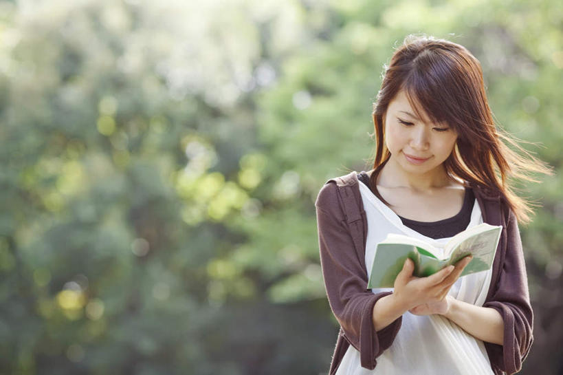 东方人,头发,一个人,站,捧,笑,摸,微笑,露齿笑,横图,室外,白天,正面,旅游,度假,草地,草坪,植物,书籍,亚洲,仅一个年轻女性,仅一个女性,仅一个人,一本,抚摸,握,阴影,服装,朦胧,模糊,光线,影子,拿,拿着,注视,休闲装,黄种人,娱乐,草,树,树木,衣服,蓝色,绿色,黑色,灰色,蓝天,天空,阳光,自然,天,打开,低头,观察,看,站着,享受,休闲,休闲服,放松,握着,服饰,生长,成长,观看,察看,开启,关注,年轻女性,女人,女性,亚洲人,长发,书,图书,触摸,端,端着,接触,捧着,手捧,站立,半身,彩图