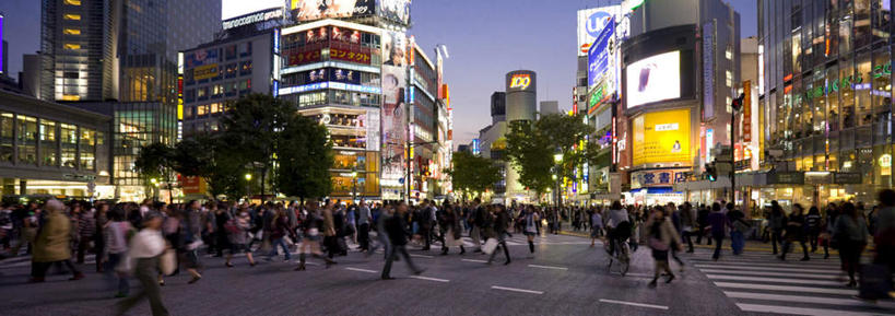 东方人,高楼大厦,商店,站,走,横图,室外,白天,正面,购物,度假,消费,美景,城市风光,超市,城市,大厦,道路,建筑,路,路灯,摩天大楼,人行横道,指示牌,公路,照明,东京,日本,亚洲,阴影,反射,标志,文字,影子,景观,云,云朵,人行道,灯光,交通,许多人,云彩,黄种人,娱乐,标识,灯,蓝色,白云,蓝天,天空,天,站着,一群人,享受,休闲,景色,放松,金融,百货,照亮,照明设备,人行横道线,选购,贸易,百货公司,东亚,本州,关东地方,本州岛,日本国,东京都,血拼,男人,男性,年轻男性,年轻女性,女人,女性,亚洲人,斑马线,马路,步行,散步,站立,走路,半身,彩图,大楼,高层建筑,高楼,购物商场,购物中心,摩天楼,商业中心