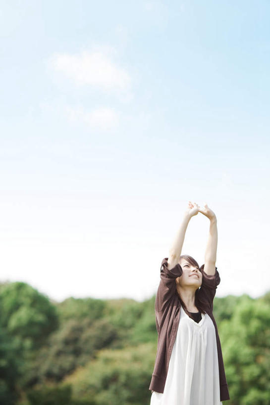 东方人,头发,一个人,站,举,伸展双臂,笑,摸,微笑,露齿笑,竖图,室外,白天,正面,旅游,度假,草地,草坪,植物,亚洲,仅一个年轻女性,仅一个女性,仅一个人,抚摸,伸展,阴影,服装,光线,影子,云,云朵,云彩,注视,休闲装,黄种人,娱乐,伸懒腰,草,树,树木,衣服,蓝色,绿色,黑色,灰色,白云,蓝天,天空,阳光,自然,天,观察,看,托,站着,享受,休闲,休闲服,放松,服饰,生长,成长,观看,察看,关注,惬意,懒腰,年轻女性,女人,女性,亚洲人,长发,敞开双臂,触摸,接触,举起,举手,举着,伸开双臂,向上举,向上伸,向上托,展开双肩,站立,张开手臂,张开双臂,半身,彩图,慵懒
