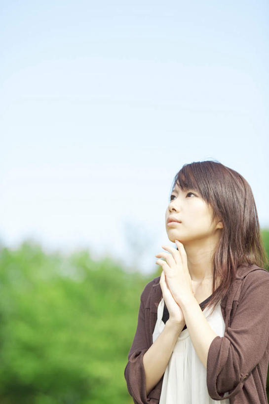 东方人,头发,一个人,站,笑,摸,微笑,露齿笑,竖图,室外,白天,正面,旅游,度假,草地,草坪,植物,亚洲,仅一个年轻女性,仅一个女性,仅一个人,抚摸,阴影,服装,光线,影子,云,云朵,祝福,云彩,注视,休闲装,黄种人,娱乐,草,虔诚,衣服,蓝色,绿色,黑色,灰色,白云,蓝天,天空,阳光,天,观察,看,祈祷,双手合十,站着,享受,休闲,休闲服,放松,服饰,观看,察看,关注,感谢,合十礼,合掌礼,合十,莲华合掌,感恩,年轻女性,女人,女性,亚洲人,长发,触摸,接触,站立,半身,彩图