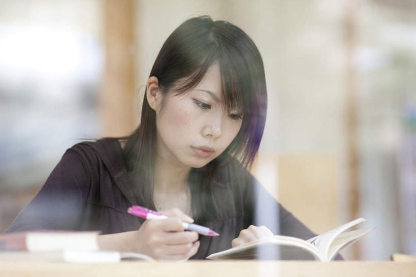 东方人,头发,一个人,坐,笑,摸,微笑,露齿笑,横图,室内,白天,正面,阅读,窗户,桌子,报纸,书籍,亚洲,仅一个年轻女性,仅一个女性,仅一个人,一本,抚摸,握,学习,阴影,服装,光线,笔,影子,墙,办公用品,拿,拿着,注视,休闲装,黄种人,书桌,玻璃窗,墙壁,墙面,文具,衣服,黑色,灰色,阳光,课桌,学习用品,打开,低头,观察,看,休闲,休闲服,浏览,握着,服饰,观看,文具用品,一支,察看,开启,关注,年轻女性,女人,女性,亚洲人,长发,书,图书,触摸,接触,坐着,半身,彩图