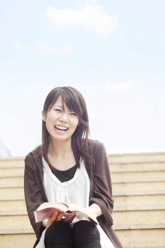 东方人,头发,一个人,坐,捧,笑,微笑,露齿笑,竖图,室外,白天,正面,楼梯,书籍,亚洲,仅一个年轻女性,仅一个女性,仅一个人,一本,握,阴影,服装,光线,影子,阶梯,云,云朵,拿,云彩,拿着,扭头,注视,休闲装,黄种人,台阶,衣服,红色,蓝色,黑色,灰色,白云,蓝天,天空,阳光,天,观察,看,转头,休闲,休闲服,握着,服饰,观看,察看,关注,年轻女性,女人,女性,亚洲人,长发,书,图书,端,端着,捧着,手捧,坐着,半身,彩图