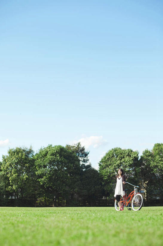 头发,一个人,站,笑,微笑,露齿笑,竖图,室外,白天,正面,旅游,度假,草地,草坪,植物,自行车,仅一个年轻女性,仅一个女性,仅一个人,一辆,阴影,服装,光线,影子,云,云朵,云彩,注视,休闲装,娱乐,车,脚踏车,草,树,树木,衣服,蓝色,绿色,白色,黑色,白云,蓝天,天空,阳光,自然,交通工具,天,观察,看,站着,享受,休闲,休闲服,放松,服饰,生长,成长,观看,察看,关注,载具,年轻女性,女人,女性,站立,彩图,全身