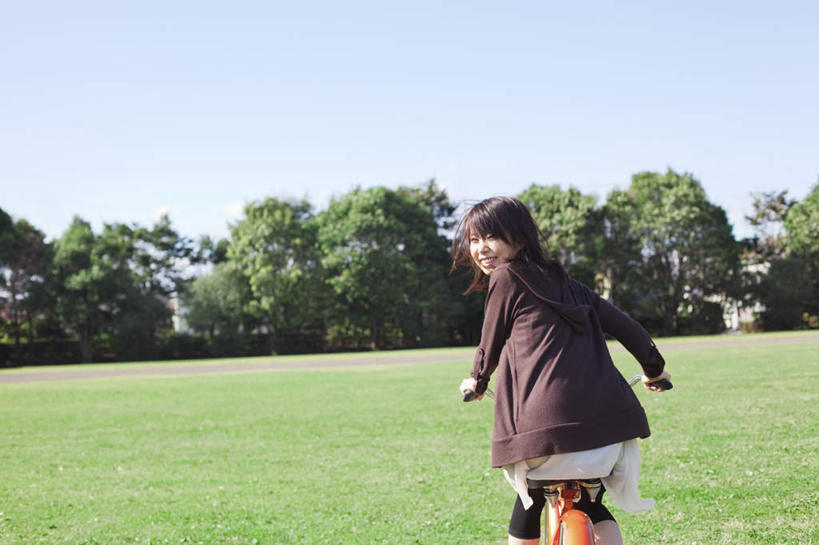 东方人,头发,一个人,坐,笑,摸,微笑,露齿笑,横图,室外,白天,旅游,度假,草地,草坪,植物,自行车,亚洲,仅一个年轻女性,仅一个女性,仅一个人,一辆,抚摸,握,阴影,服装,光线,影子,云,云朵,云彩,扭头,注视,休闲装,黄种人,娱乐,车,脚踏车,草,树,树木,背面,衣服,蓝色,绿色,黑色,灰色,白云,蓝天,天空,阳光,自然,交通工具,天,观察,看,转头,享受,休闲,休闲服,放松,握着,服饰,生长,成长,观看,察看,关注,载具,年轻女性,女人,女性,亚洲人,长发,触摸,接触,坐着,半身,彩图