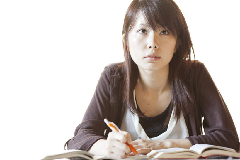 东方人,头发,一个人,坐,笑,摸,微笑,露齿笑,横图,室内,白天,白色背景,正面,书籍,亚洲,仅一个年轻女性,仅一个女性,仅一个人,许多,抚摸,握,写,服装,笔,墙,办公用品,记事本,拿,拿着,注视,休闲装,黄种人,墙壁,墙面,文具,衣服,黑色,灰色,本子,笔记本,学习用品,打开,观察,记录,看,休闲,休闲服,握着,摄影,服饰,影棚,观看,文具用品,察看,开启,关注,年轻女性,女人,女性,亚洲人,长发,书,图书,触摸,接触,坐着,半身,彩图,影棚拍摄,拍摄