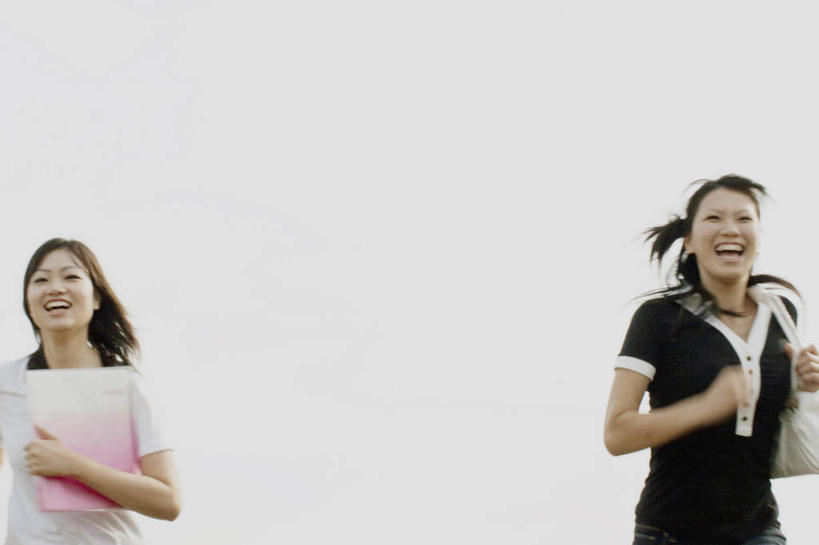 东方人,背,头发,两个人,伙伴,朋友,站,跑,捧,摸,横图,室外,白天,正面,锻炼,旅游,度假,友谊,运动,书籍,亚洲,一本,抚摸,握,阴影,服装,光线,包,皮包,影子,云,云朵,拿,云彩,拿着,休闲装,黄种人,娱乐,一个,衣服,蓝色,白色,黑色,白云,蓝天,天空,阳光,天,背着,站着,张嘴,享受,休闲,休闲服,放松,握着,服饰,单个,单肩包,张大嘴巴,体育,友情,年轻女性,女人,女性,亚洲人,长发,书,图书,张开嘴,触摸,端,端着,接触,跑步,捧着,手捧,站立,半身,彩图,健身