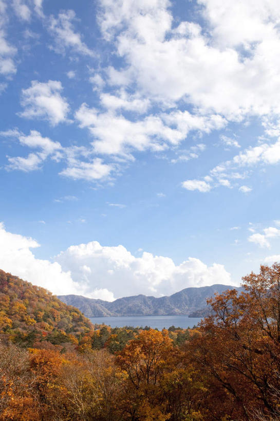 无人,竖图,俯视,室外,白天,旅游,度假,草地,草坪,湖,湖泊,美景,山,山脉,水,植物,日本,亚洲,阴影,光线,影子,湖面,景观,山峰,水流,水面,云,云朵,山峦,云彩,娱乐,草,树,树木,蓝色,绿色,白云,蓝天,天空,阳光,自然,湖水,群山,天,享受,休闲,景色,放松,生长,成长,自然风光,东亚,本州,关东地方,本州岛,日本国,栃木,栃木县,彩图,高角度拍摄