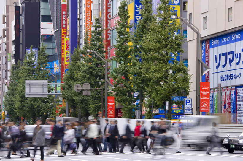 东方人,高楼大厦,商店,站,走,横图,室外,白天,正面,购物,度假,安全,消费,美景,植物,城市风光,超市,城市,大厦,道路,建筑,路,摩天大楼,人行横道,指示牌,公路,东京,日本,亚洲,朦胧,模糊,标志,文字,景观,红绿灯,人行道,信号灯,交通,许多人,黄种人,娱乐,标识,树,树木,绿色,自然,站着,一群人,享受,休闲,景色,放松,警示,金融,百货,生长,成长,提示,人行横道线,流通,选购,贸易,百货公司,东亚,交通信号灯,本州,行人信号灯,关东地方,本州岛,日本国,东京都,血拼,男人,男性,年轻男性,年轻女性,女人,女性,亚洲人,斑马线,马路,步行,散步,站立,走路,半身,彩图,大楼,高层建筑,高楼,购物商场,购物中心,摩天楼,商业中心