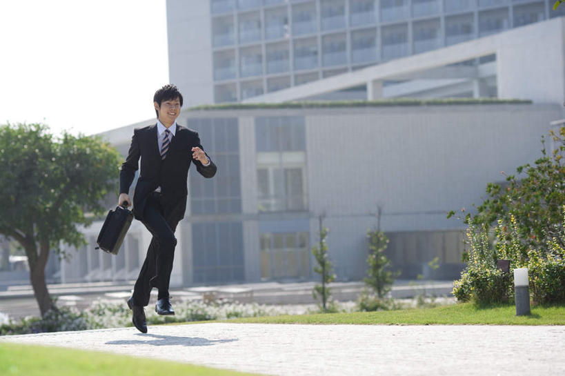 东方人,头发,一个人,商务人士,商务男性,高楼大厦,站,跑,横图,室外,白天,正面,衬衫,锻炼,运动,草地,草坪,植物,大厦,建筑,摩天大楼,亚洲,仅一个男性,仅一个人,阴影,套装,光线,包,皮包,影子,领带,地面,拎,抬腿,黄种人,草,树,树木,仅一个年轻男性,一个,蓝色,绿色,黑色,蓝天,天空,阳光,自然,天,站着,抬手,生长,单个,成长,单肩包,商务装,工薪阶层,体育,男人,男性,年轻男性,亚洲人,白领,上班族,跑步,站立,彩图,全身,衬衣,健身,大楼,高层建筑,高楼,摩天楼,拎着