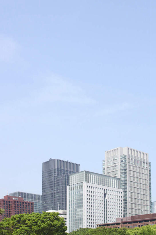 无人,高楼大厦,竖图,室外,白天,仰视,度假,草地,草坪,美景,植物,城市风光,城市,大厦,建筑,摩天大楼,东京,日本,亚洲,阴影,光线,影子,景观,云,云朵,云彩,娱乐,草,树,树木,蓝色,绿色,白云,蓝天,天空,阳光,自然,天,享受,休闲,景色,放松,生长,成长,东亚,本州,关东地方,本州岛,日本国,东京都,彩图,低角度拍摄,大楼,高层建筑,高楼,摩天楼