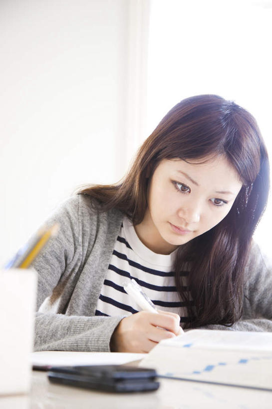 东方人,头发,一个人,坐,笑,摸,打电话,微笑,露齿笑,竖图,俯视,室内,白天,窗户,电话,手机,书籍,亚洲,仅一个年轻女性,仅一个女性,仅一个人,一本,抚摸,握,写,阴影,条纹,服装,光线,笔,影子,墙,办公用品,拿,拿着,注视,休闲装,黄种人,通讯设备,玻璃窗,墙壁,墙面,文具,衣服,白色,黑色,阳光,学习用品,低头,观察,记录,看,休闲,休闲服,握着,服饰,观看,文具用品,一支,察看,关注,交流,年轻女性,女人,女性,亚洲人,长发,书,图书,触摸,沟通,接触,通话,坐着,半身,彩图,高角度拍摄