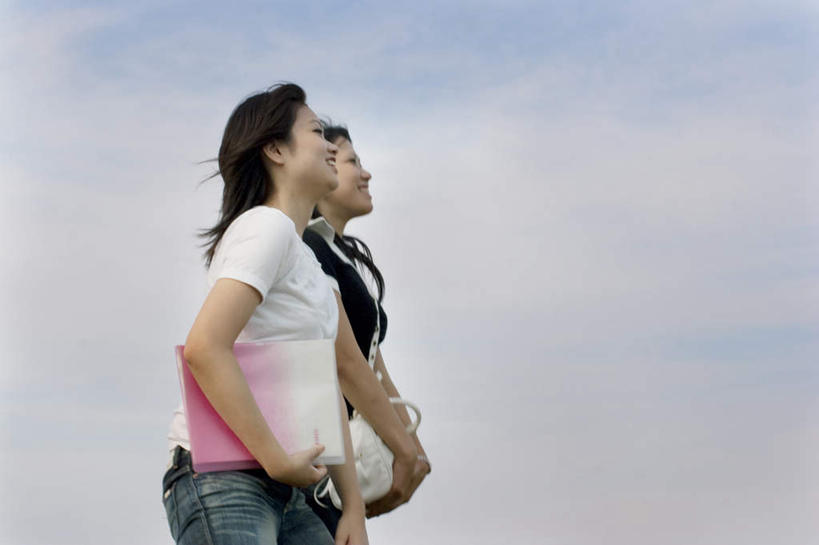 东方人,头发,两个人,伙伴,朋友,站,走,捧,笑,摸,微笑,露齿笑,横图,室外,白天,侧面,旅游,度假,友谊,书籍,亚洲,一本,抚摸,阴影,服装,裤子,光线,影子,云,云朵,云彩,注视,牛仔裤,休闲装,黄种人,娱乐,衣服,粉色,蓝色,白色,黑色,白云,蓝天,天空,阳光,天,观察,看,站着,享受,休闲,休闲服,放松,服饰,观看,察看,关注,友情,年轻女性,女人,女性,亚洲人,长发,书,图书,步行,触摸,端,端着,接触,捧着,散步,手捧,站立,走路,半身,彩图