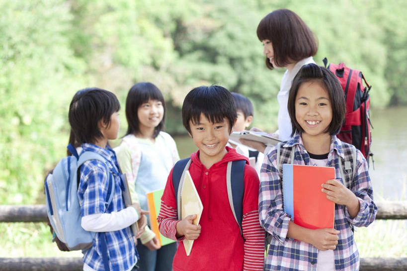 东方人,儿童,背,栏杆,站,捧,笑,摸,微笑,露齿笑,横图,俯视,室外,白天,旅游,度假,纯洁,成功,合作,团队,集体,信心,河流,森林,树林,水,植物,书籍,亚洲,许多,抚摸,握,阴影,服装,光线,包,方格,格子,书包,影子,栅栏,河水,篱笆,水流,围栏,许多人,拿,拿着,注视,休闲装,黄种人,娱乐,队伍,护栏,树,树木,小孩,衣服,红色,蓝色,绿色,阳光,自然,背包,背着,观察,看,站着,一群人,享受,休闲,休闲服,放松,可爱,童年,童趣,握着,服饰,生长,成长,观看,察看,成就,关注,合伙,童真,烂漫,无邪,天真,男孩,男人,男性,女孩,女人,女性,亚洲人,书,图书,触摸,端,端着,接触,捧着,手捧,站立,半身,彩图,高角度拍摄,双肩包,男生,女生