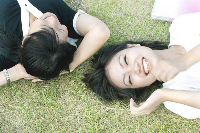 东方人,脸,头,脸颊,头发,两个人,家庭,夫妻,躺,举,笑,微笑,露齿笑,横图,俯视,室外,白天,爱情,看书,旅游,度假,阅读,草地,草坪,植物,书籍,亚洲,一本,学习,阴影,服装,光线,影子,浪漫,注视,休闲装,黄种人,娱乐,草,衣服,绿色,白色,黑色,阳光,书本,观察,看,托,享受,休闲,温暖,温馨,一家人,休闲服,恩爱,放松,读书,浏览,恋人,服饰,观看,和睦,察看,双手抱头,关注,卧着,男人,男性,年轻男性,年轻女性,女人,女性,亚洲人,头部,脸部,脸蛋,面部,夫妇,情侣,书,图书,举起,举手,举着,躺着,卧,向上举,向上伸,向上托,半身,彩图,高角度拍摄,伴侣,融洽