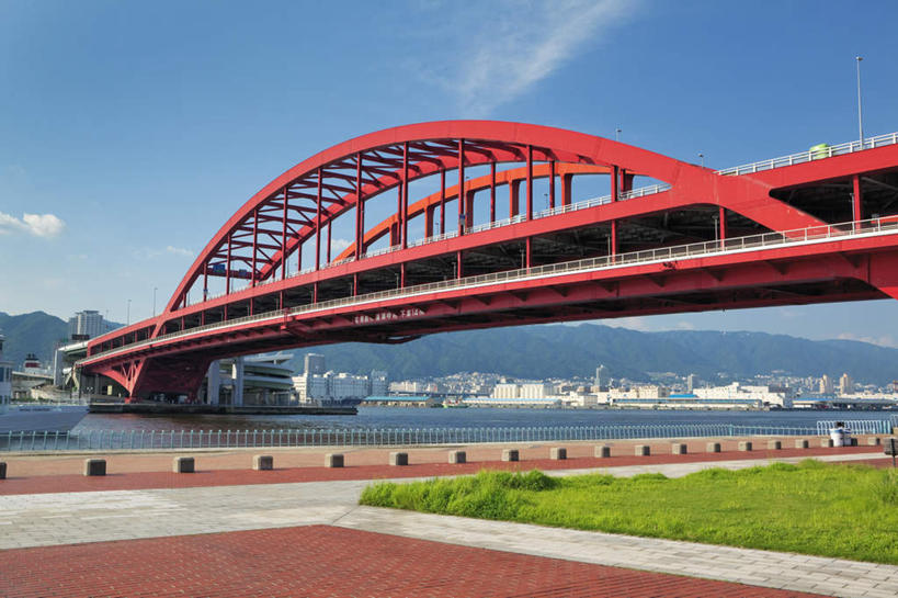 无人,高楼大厦,横图,室外,白天,仰视,度假,草地,草坪,河流,美景,水,植物,城市风光,城市,大桥,大厦,道路,建筑,立交桥,路,摩天大楼,桥梁,日本,亚洲,阴影,光线,影子,河水,景观,水流,云,云朵,高架,小路,斜拉桥,桥,交通,云彩,娱乐,草,红色,蓝色,绿色,白云,蓝天,天空,阳光,天,享受,休闲,景色,放松,乡间小路,东亚,本州,本州岛,日本国,近畿地方,近畿,兵库,兵库县,神户,神户市,神戸,县厅,神戸市,神户大桥,彩图,低角度拍摄,大楼,高层建筑,高楼,摩天楼