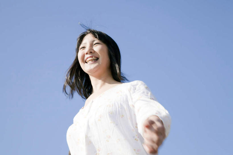 东方人,头发,一个人,站,跑,伸展双臂,笑,微笑,露齿笑,横图,室外,白天,仰视,锻炼,旅游,度假,运动,亚洲,仅一个年轻女性,仅一个女性,仅一个人,阴影,服装,光线,影子,注视,休闲装,黄种人,娱乐,衣服,蓝色,白色,黑色,蓝天,天空,阳光,天,观察,看,站着,享受,休闲,休闲服,放松,服饰,晴朗,观看,察看,关注,万里无云,体育,年轻女性,女人,女性,亚洲人,长发,晴空,晴空万里,敞开双臂,跑步,伸开双臂,展开双肩,站立,张开手臂,张开双臂,半身,彩图,低角度拍摄,健身