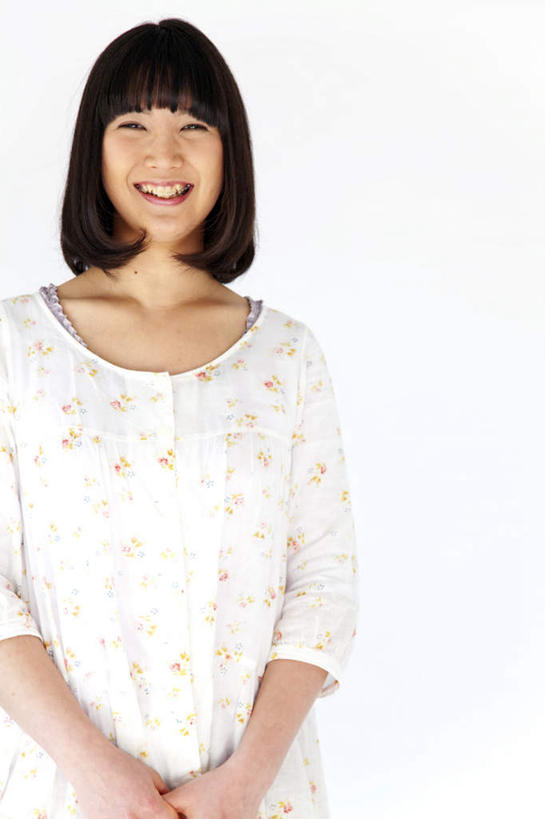 东方人,头发,一个人,站,笑,摸,微笑,露齿笑,竖图,室内,白天,白色背景,正面,亚洲,仅一个年轻女性,仅一个女性,仅一个人,抚摸,服装,注视,休闲装,黄种人,衣服,白色,黑色,观察,看,站着,休闲,休闲服,摄影,服饰,影棚,观看,察看,关注,年轻女性,女人,女性,亚洲人,长发,触摸,接触,站立,半身,彩图,影棚拍摄,拍摄