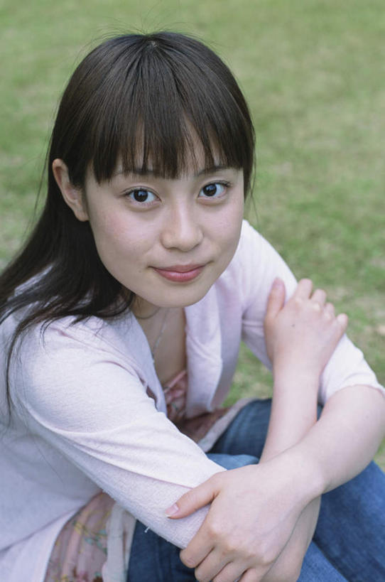 东方人,脸,头,脸颊,头发,一个人,坐,笑,摸,双手交叉,微笑,露齿笑,竖图,俯视,室外,白天,旅游,度假,草地,草坪,植物,亚洲,仅一个年轻女性,仅一个女性,仅一个人,抚摸,阴影,裤子,光线,影子,注视,牛仔裤,黄种人,娱乐,草,蓝色,绿色,黑色,阳光,观察,看,享受,休闲,放松,观看,察看,双手抱胸,关注,年轻女性,女人,女性,亚洲人,头部,长发,脸部,脸蛋,面部,触摸,接触,抬头,仰头,坐着,半身,彩图,高角度拍摄